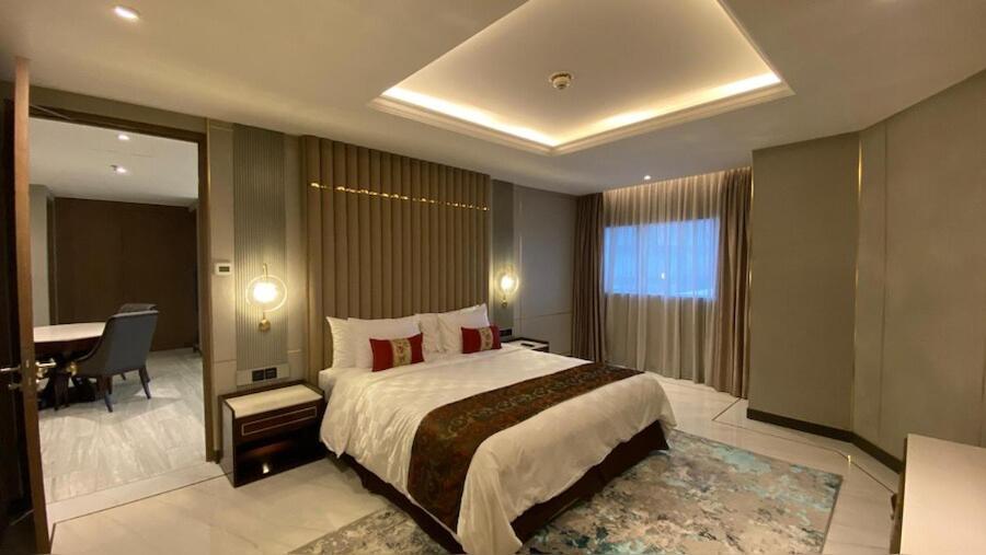 Po Hotel Semarang Luaran gambar