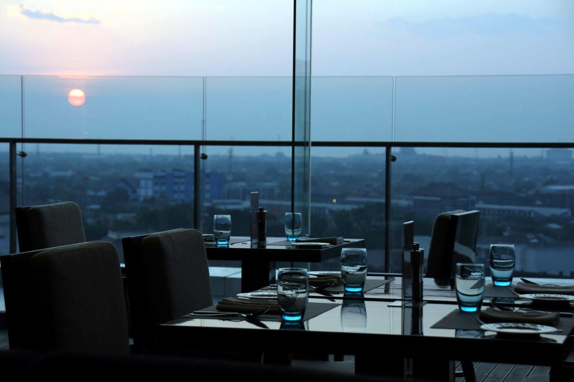 Po Hotel Semarang Luaran gambar